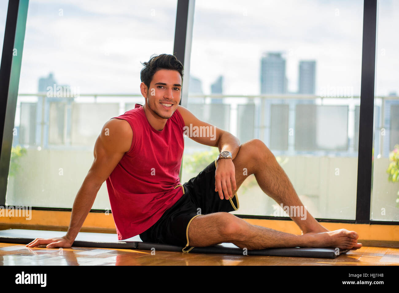 Bel giovane esercizio in palestra Foto Stock