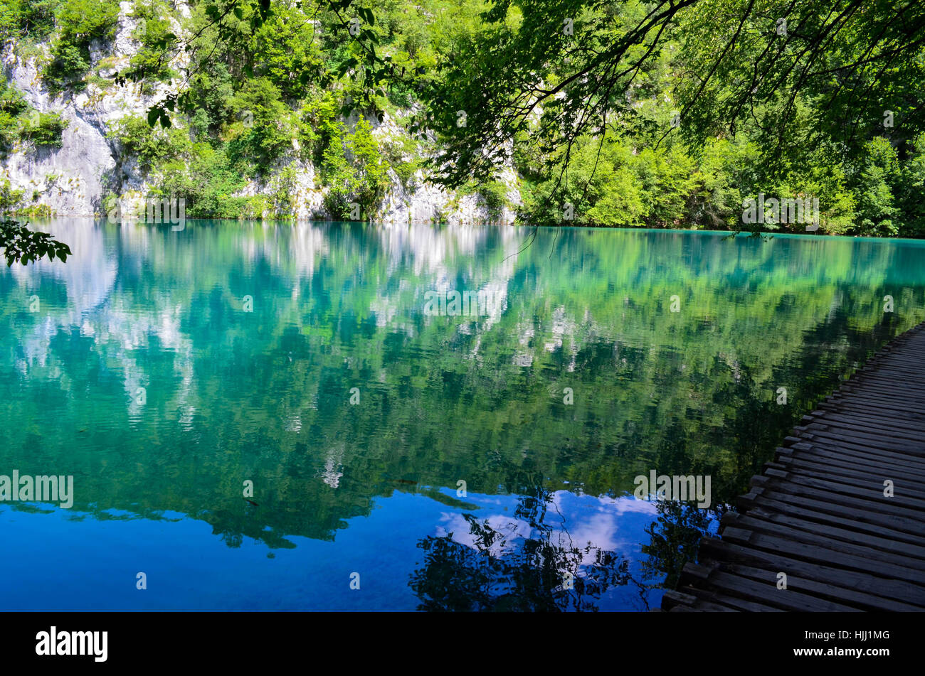 Riflessioni su un lago nel Parco Nazionale di Plitvice, Croazia Foto Stock