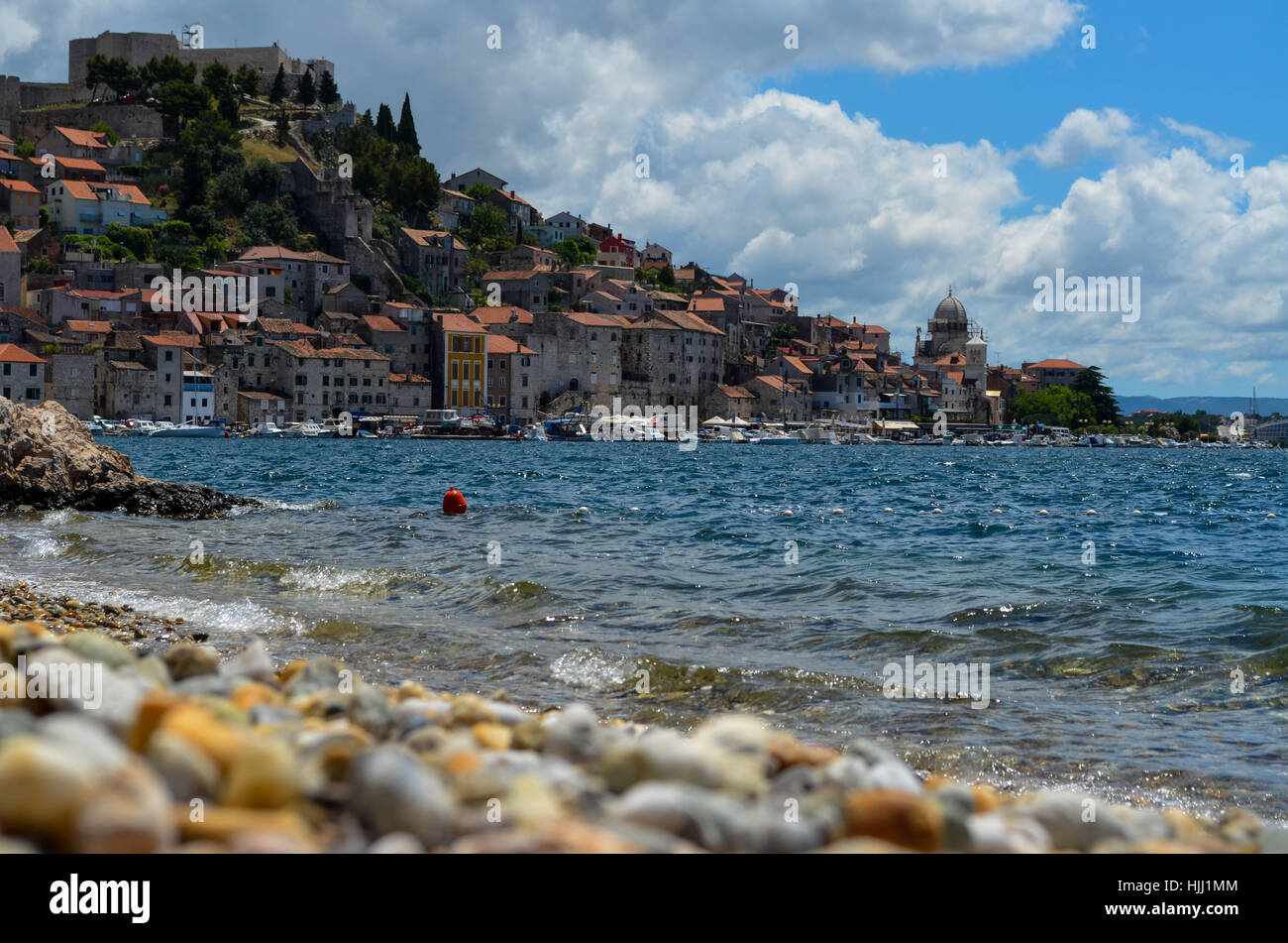 Città di Sibenik vedere dalla spiaggia Banj Foto Stock