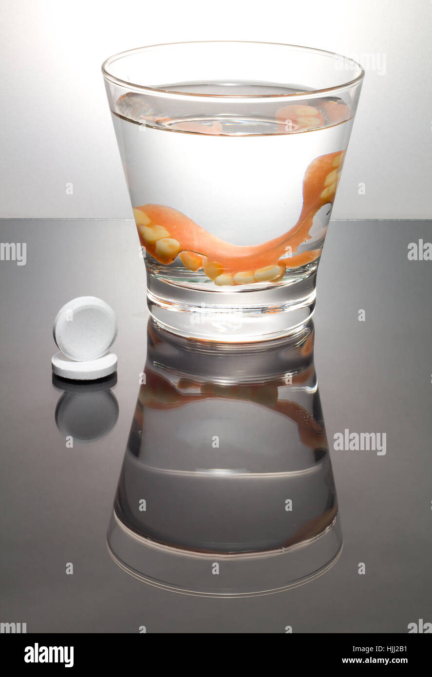 Dentures glass immagini e fotografie stock ad alta risoluzione - Alamy