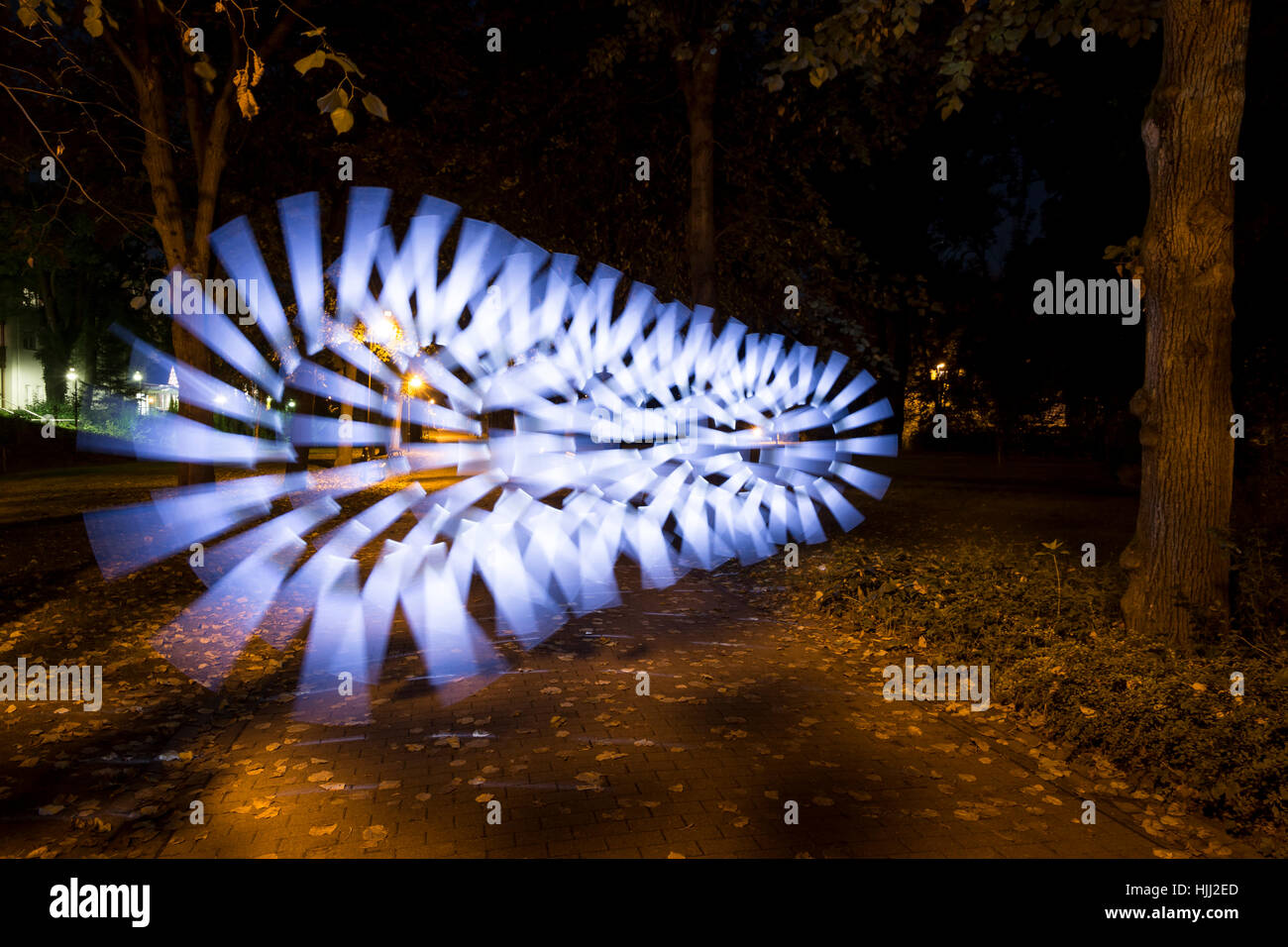 La pittura di luce sul percorso di autunno Foto Stock