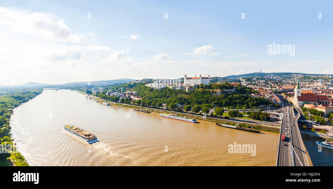 La Slovacchia, Bratislava, paesaggio con fiume nave da crociera sul Danubio Foto Stock