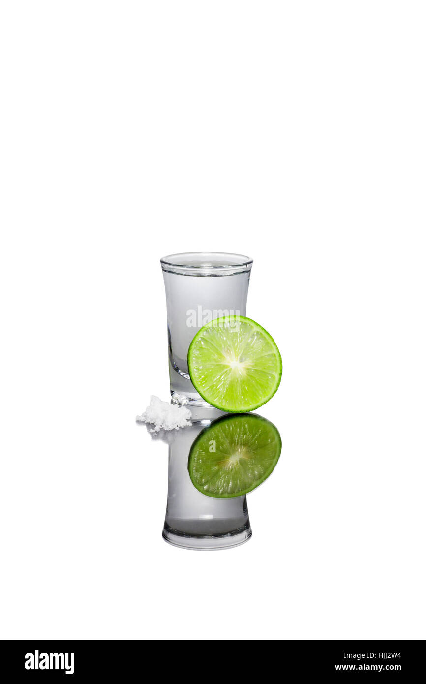 La vodka shot con fetta di lime e il sale.sullo sfondo bianco e lo specchio. Foto Stock