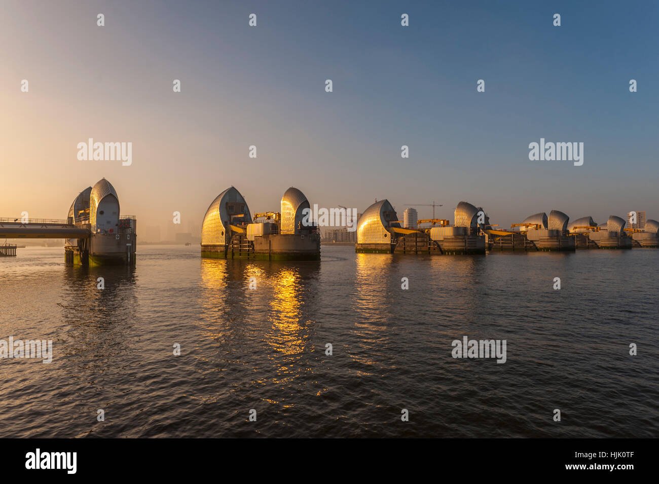 La Thames Barrier a Woolwich Kent. nella luce della sera. Foto Stock