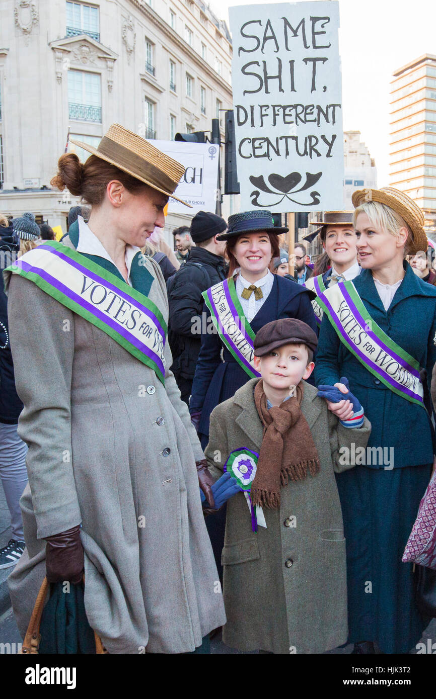 Le donne di marzo si svolge a Londra, Regno Unito. Fa parte di una protesta globale contro il presidente americano Donald Trump Foto Stock