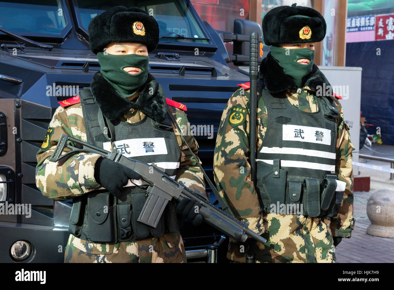 Militare cinese con fucile e giacca antiproiettile, Yinchuan, provincia di Ningxia, Cina Foto Stock