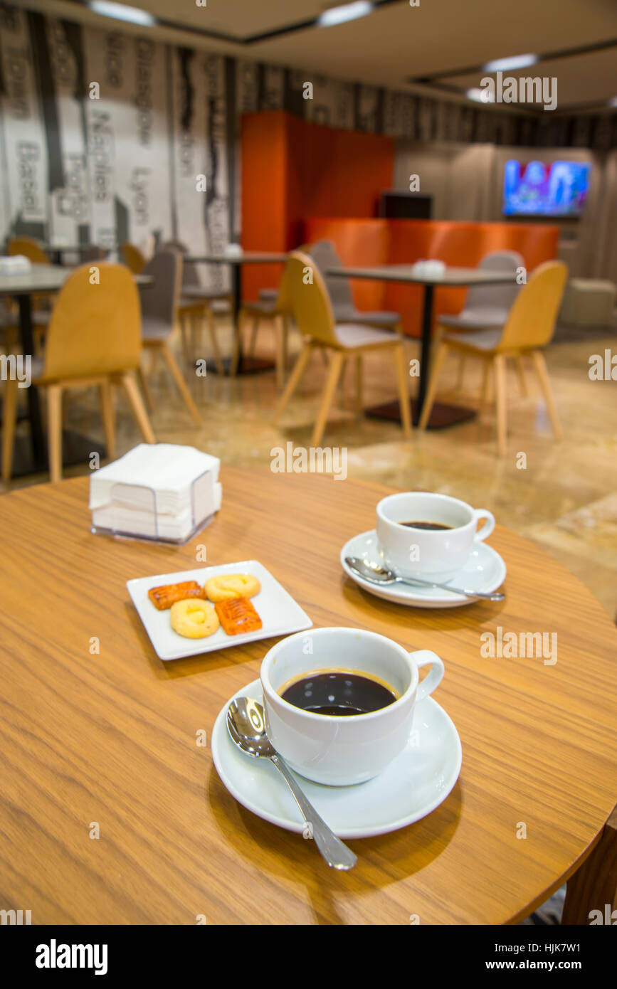 Due tazze di caffè con biscotti in una caffetteria. Madrid, Spagna. Foto Stock