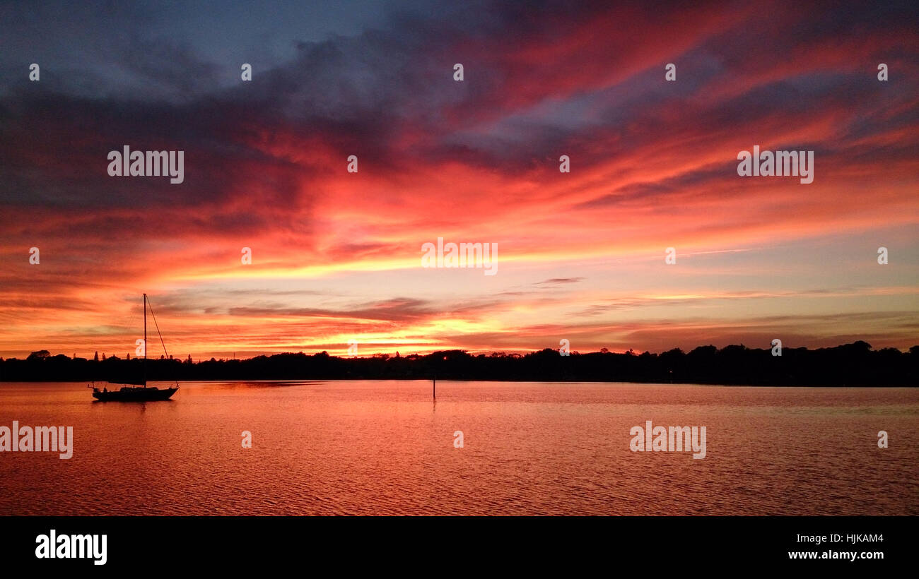 Splendido tramonto con barche a vela sul Po Bayou, St Petersburg, in Florida. Foto Stock