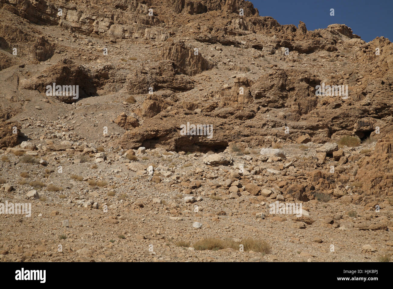 Qumran dal Mar Morto, un foro sulla destra che è cave 11 dove il tempio di scorrimento e parti di altri 24 scorre sono stati trovati. Qumran, Israele. Foto Stock