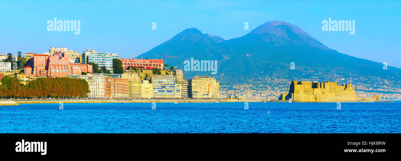 Vista panoramica di Napoli con il Vesuvio mountain al tramonto. Italia Foto Stock