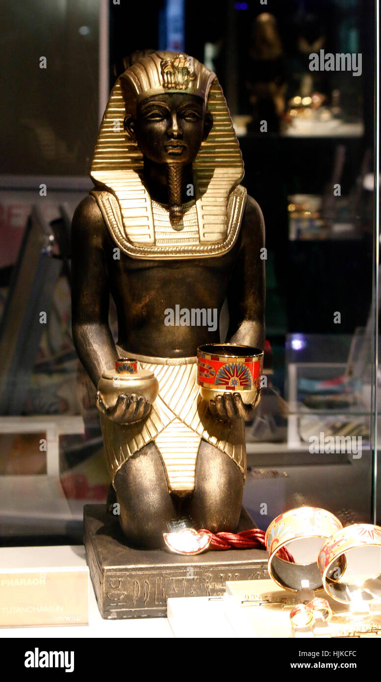 Eine Tut Ench Amun Bueste im Schaufenster, Berlino. Foto Stock