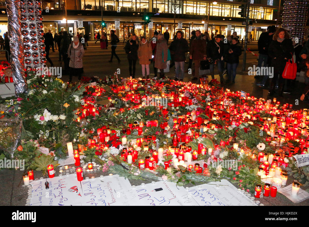Impressionen: Blumen und Kerzen als Zeichen von Trauer und Anteilnahme nach dem Terroranschlag islamistischer auf den Weihnachtsmarkt am Breitscheidpl Foto Stock