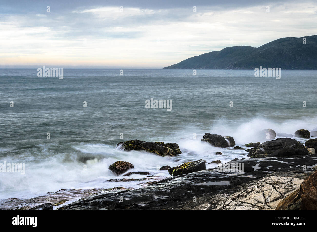 Acqua di mare spruzzi delle onde sulle rocce del mare. Foto Stock