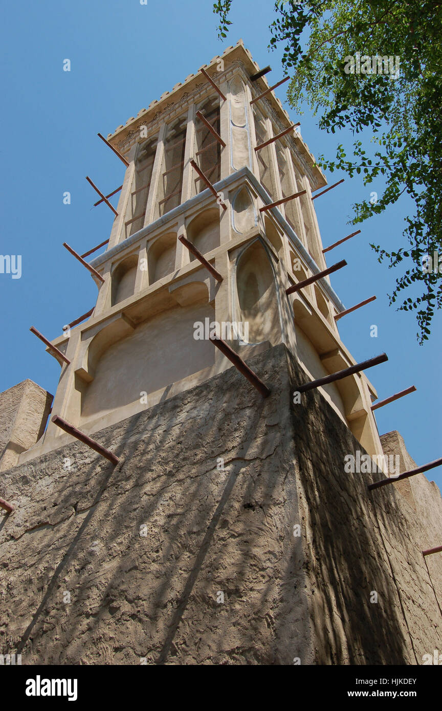 Windtower di un residence nel quartiere Bastakiya, Dubai. Foto Stock