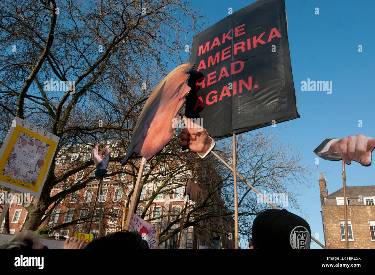 Le donne di anti-Trump marzo, Londra.Trump's testa su un bastone, le sue mani e una targhetta dicendo 'Make Amerika leggere di nuovo". Foto Stock