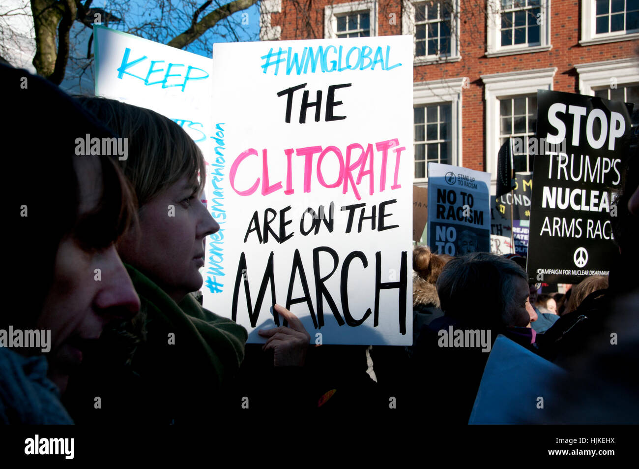 Le donne di anti-Trump marzo, Londra.Targhetta dicendo "clitorati sono in movimento". Foto Stock