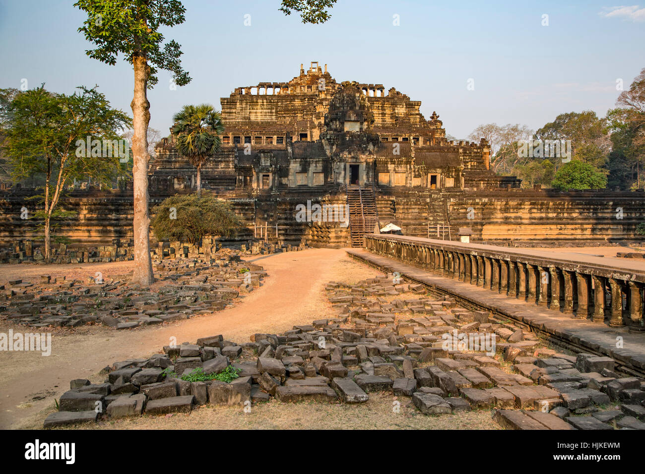 Bapuon, Tempio di Angkor Thom, il Parco Archeologico di Angkor, Siem Reap, Cambogia Foto Stock