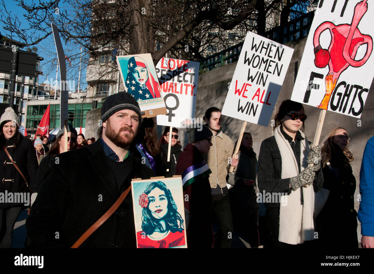 Anti-Trump donna marzo. manifestanti portano manifesti da Shephard Fairey e cartelli a favore delle donne Foto Stock