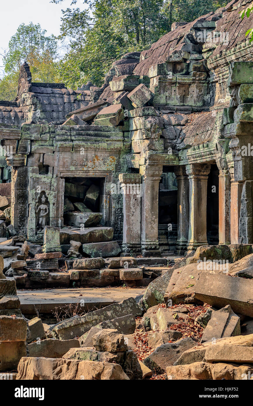 Rovine e caduti in muratura, Ta Prohm tempio, il Parco Archeologico di Angkor, Siem Reap, Cambogia Foto Stock