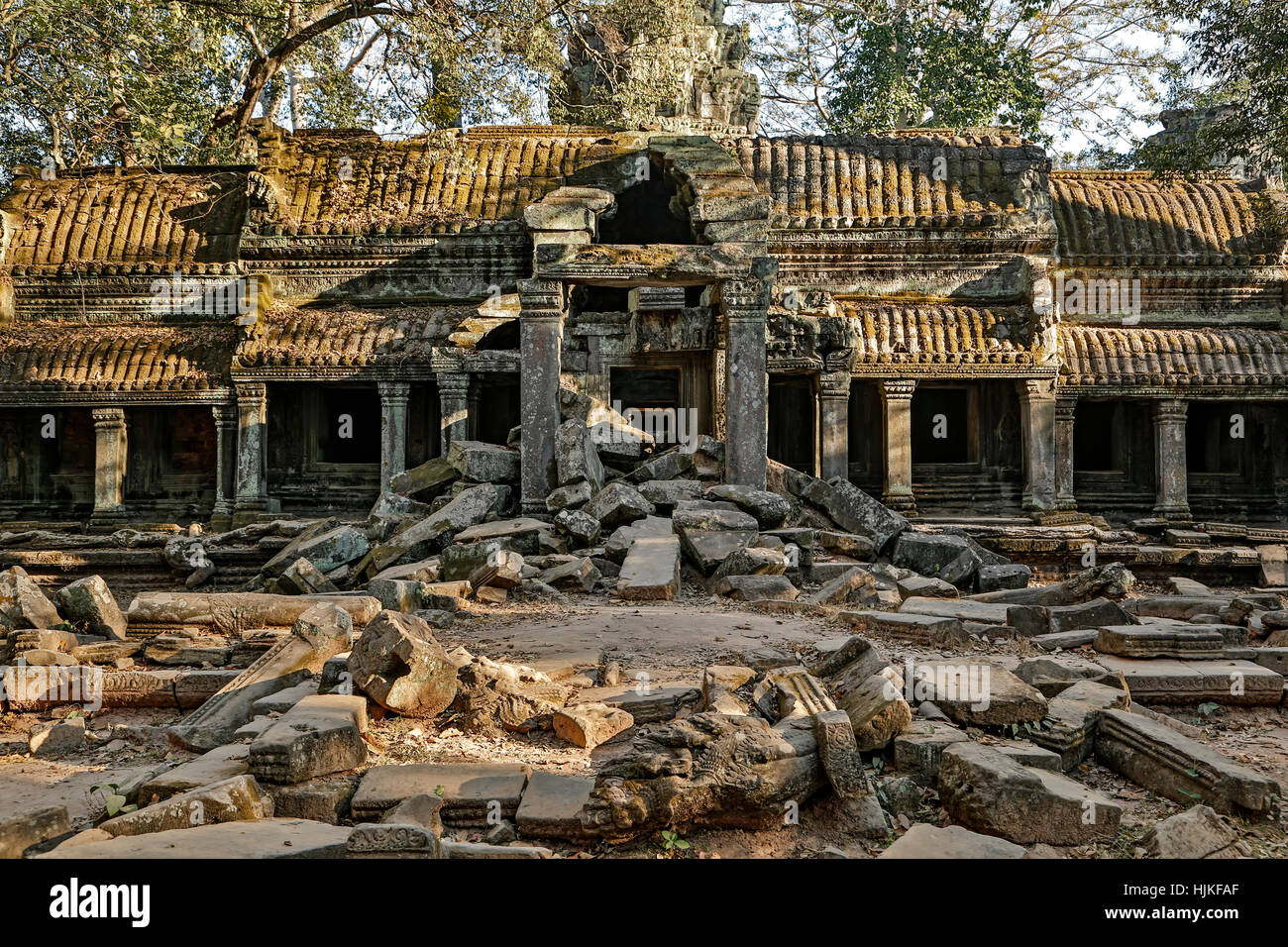 Edificio e caduto in muratura, Ta Prohm tempio, il Parco Archeologico di Angkor, Siem Reap, Cambogia Foto Stock