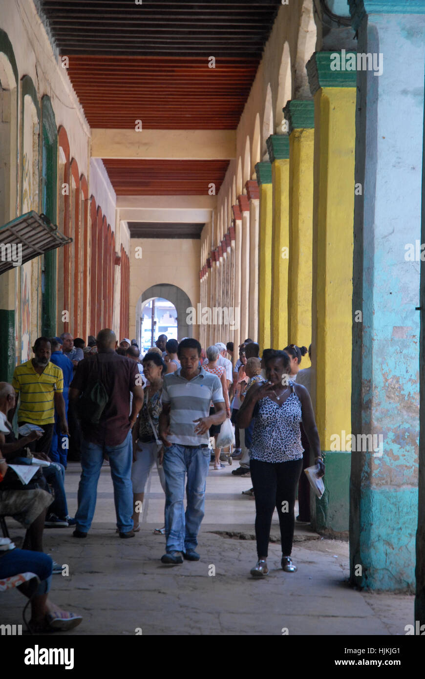 Folle di persone che camminano per le strade di l'Avana, l'Avana, Cuba. Foto Stock