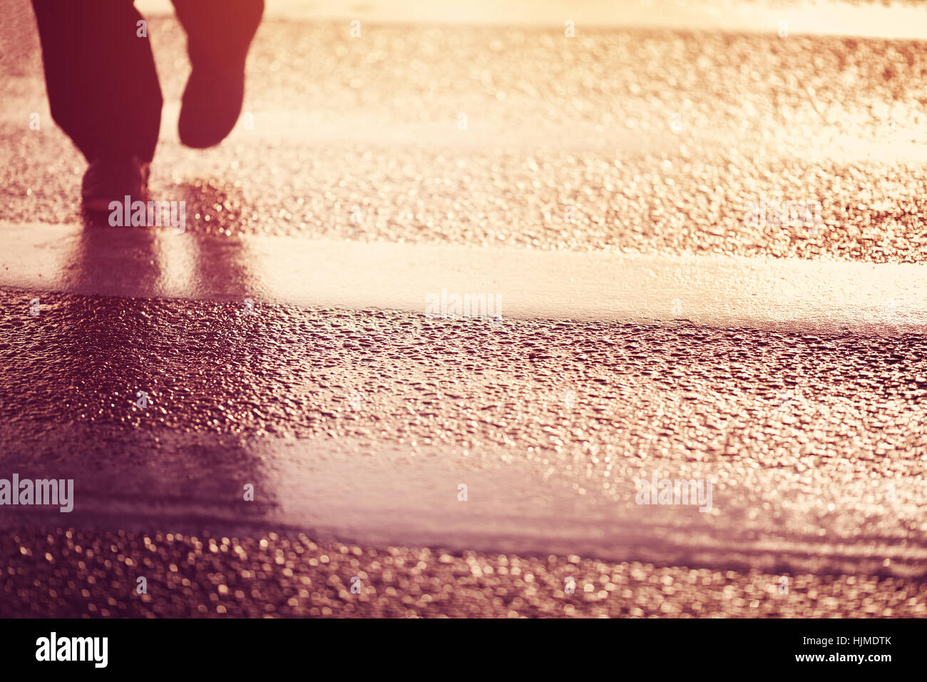 Persona silhouette camminando sulla via pedonale Foto Stock