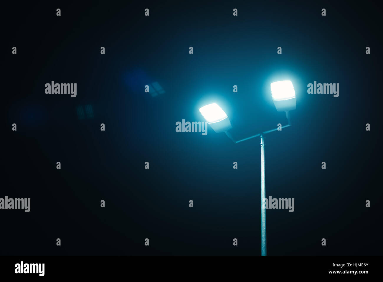 Outdoor sport corte o luci dello stadio contro il cielo notturno Foto Stock