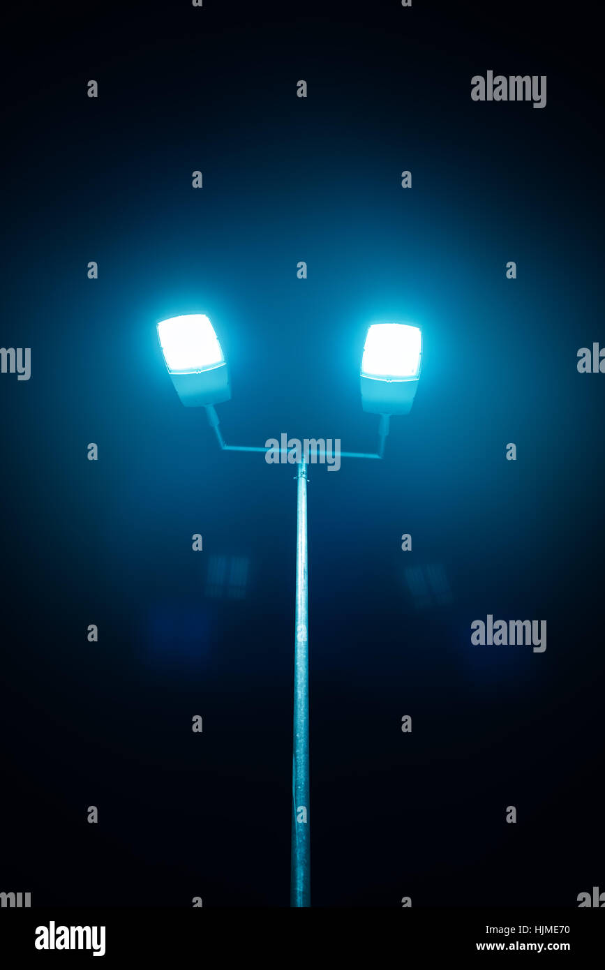 Outdoor sport corte o luci dello stadio contro il cielo notturno Foto Stock