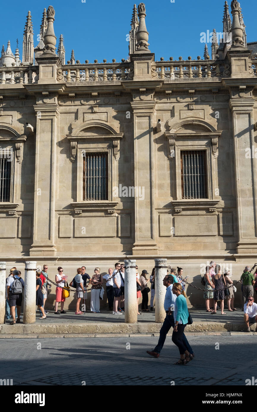 Coda di visitatori per immettere la Giralda cattedrale,Siviglia,Spagna Foto Stock