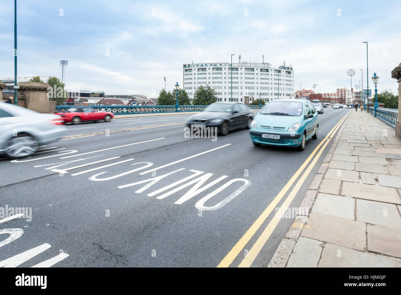 Strada trafficata con velocità di traffico che viaggia nella città di Nottingham, Inghilterra, Regno Unito Foto Stock