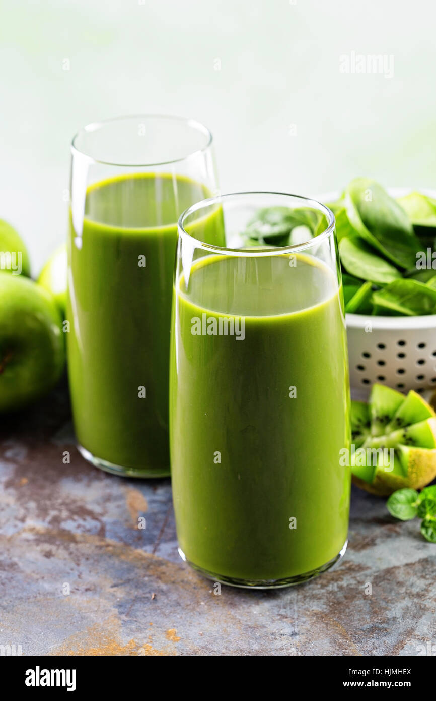 Succo verde in bicchieri alti Foto Stock