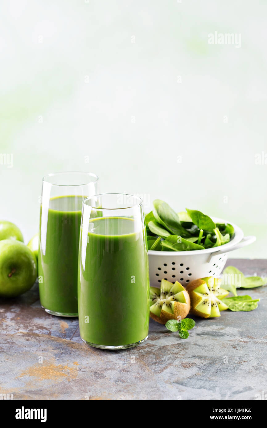 Succo verde in bicchieri alti Foto Stock