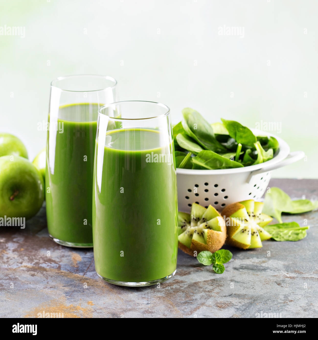 Succo verde in bicchieri alti Foto Stock