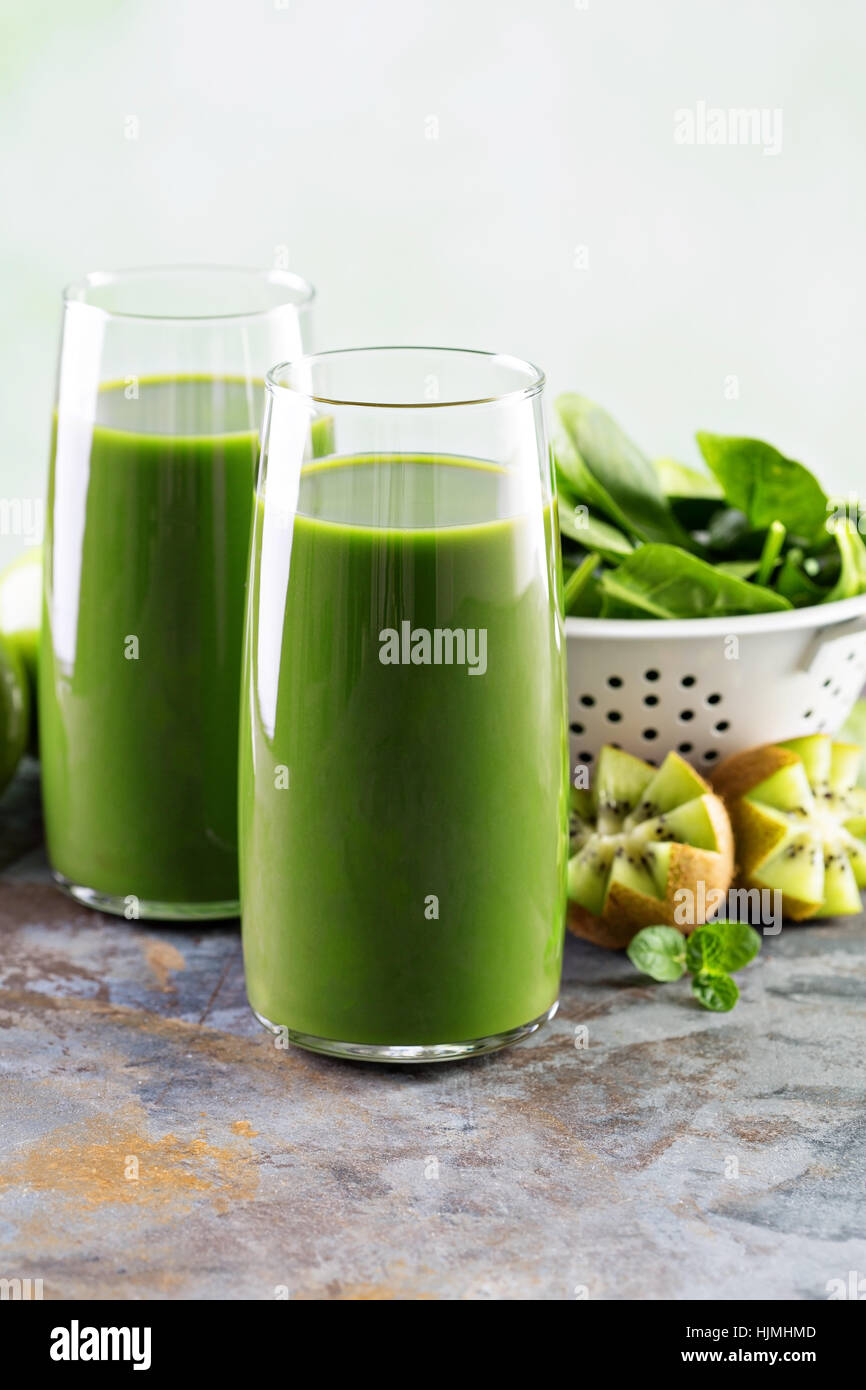 Succo verde in bicchieri alti Foto Stock