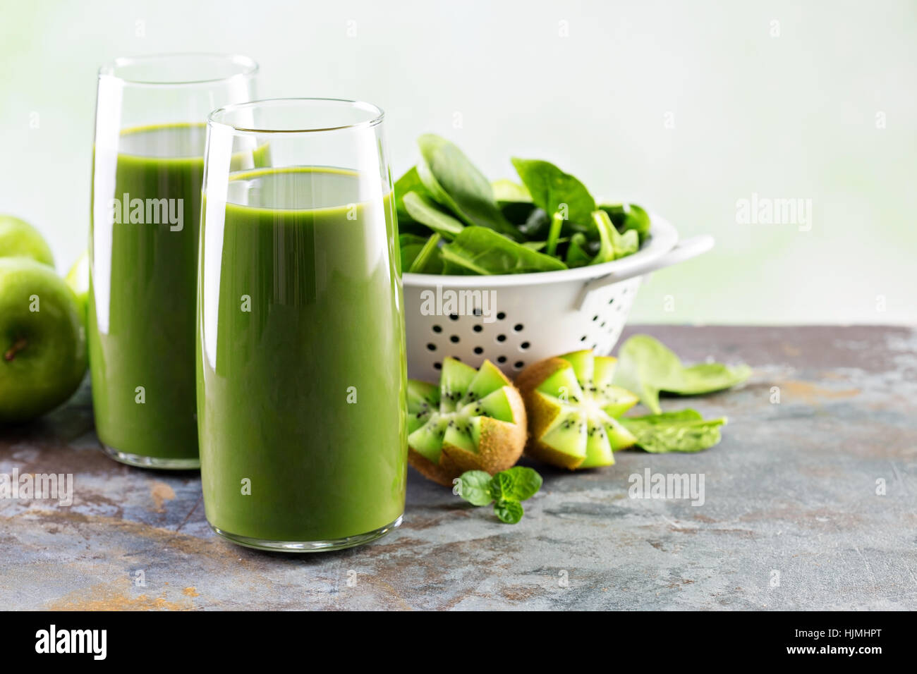 Succo verde in bicchieri alti Foto Stock