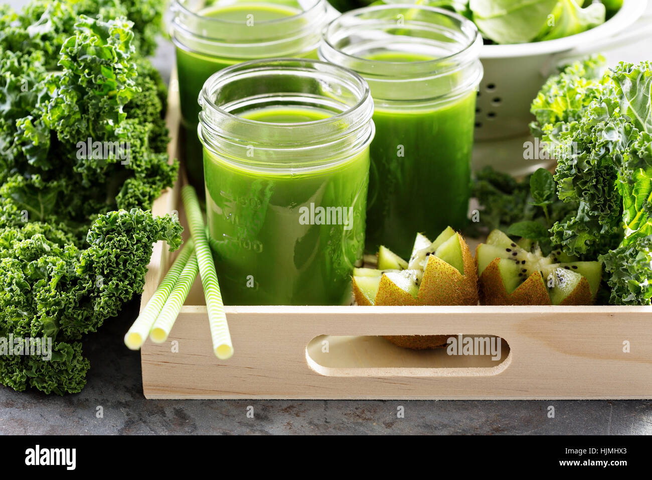 Succo verde in vasetti di vetro Foto Stock