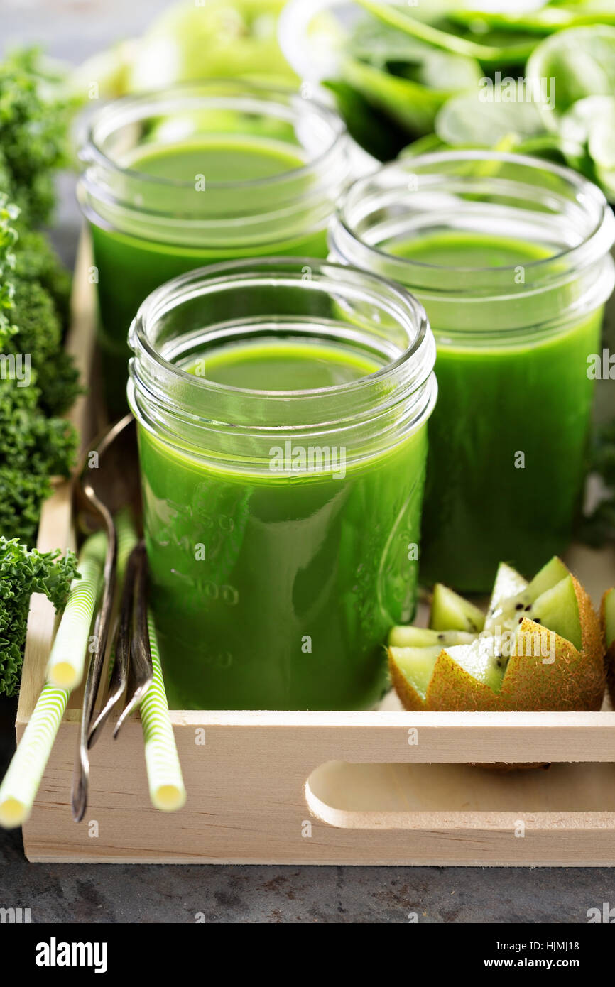 Succo verde in vasetti di vetro Foto Stock