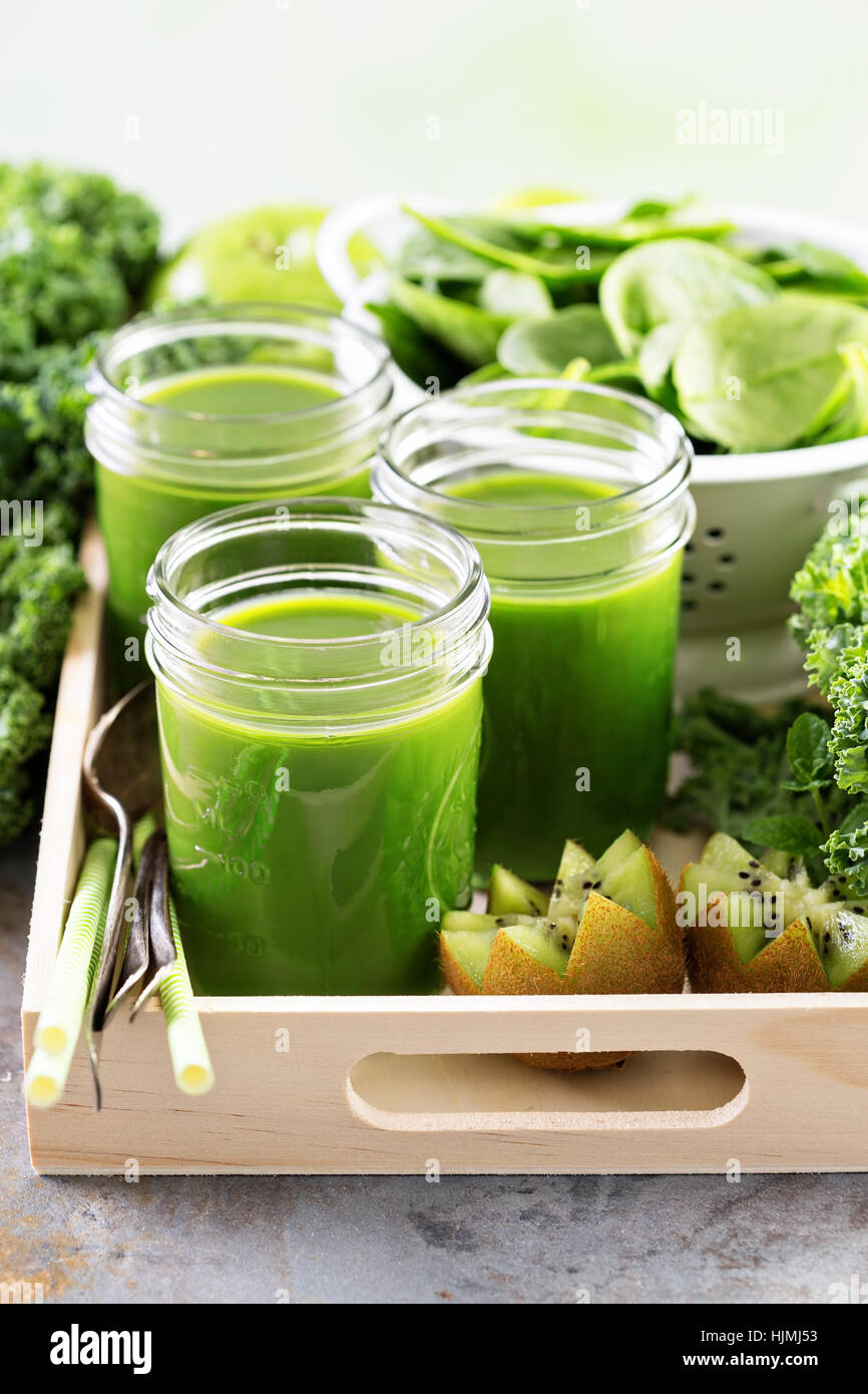 Succo verde in vasetti di vetro Foto Stock