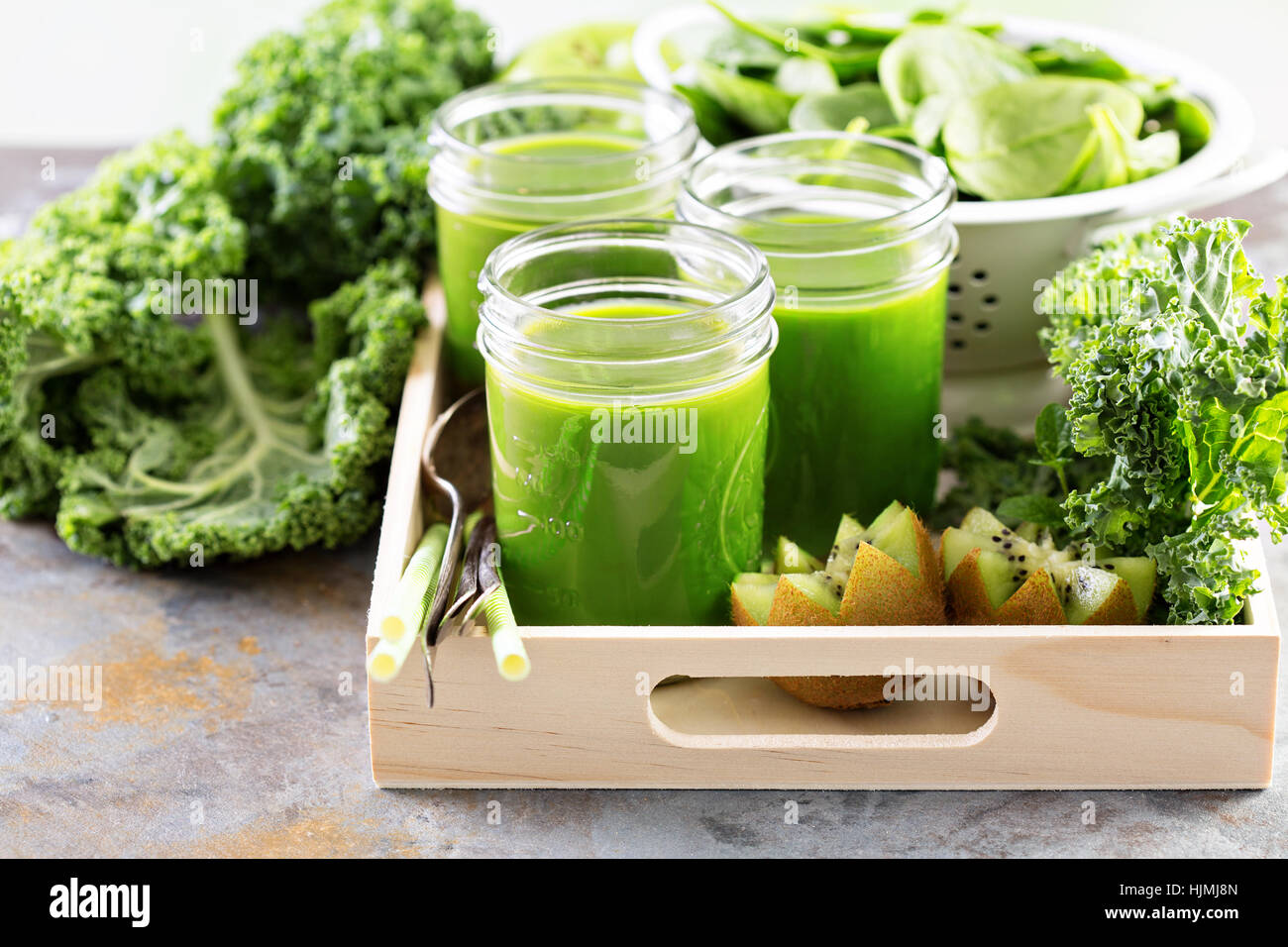 Succo verde in vasetti di vetro Foto Stock