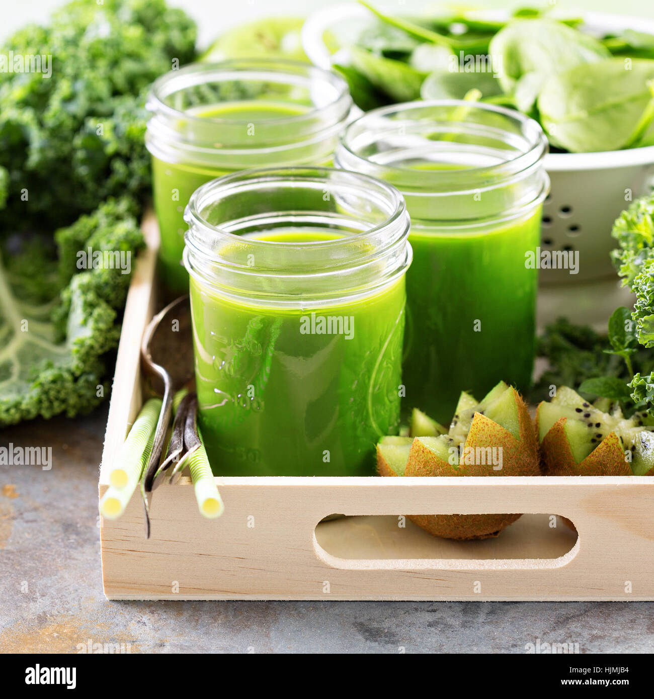 Succo verde in vasetti di vetro Foto Stock