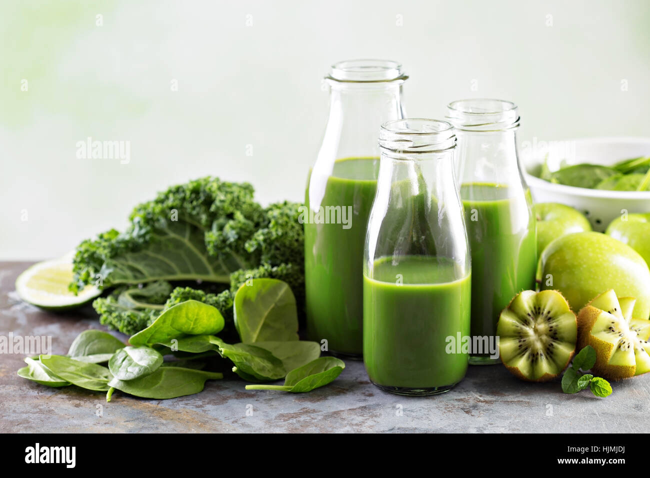 Succo verde in bottiglie di vetro Foto Stock