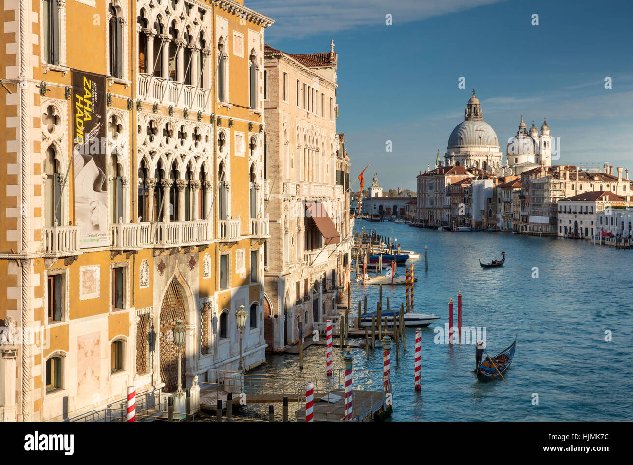Edifici e barche lungo il Canal Grande con le cupole di Santa Maria della Salute al di là, Venezia, Veneto, Italia Foto Stock