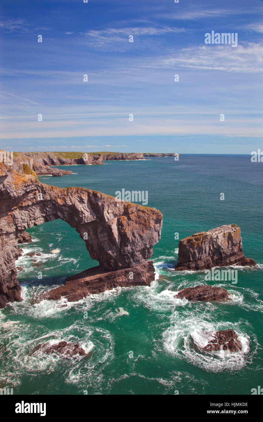 Green Bridge of Wales, Pembrokeshire Coast, Pembrokeshire, Galles, Regno Unito Foto Stock