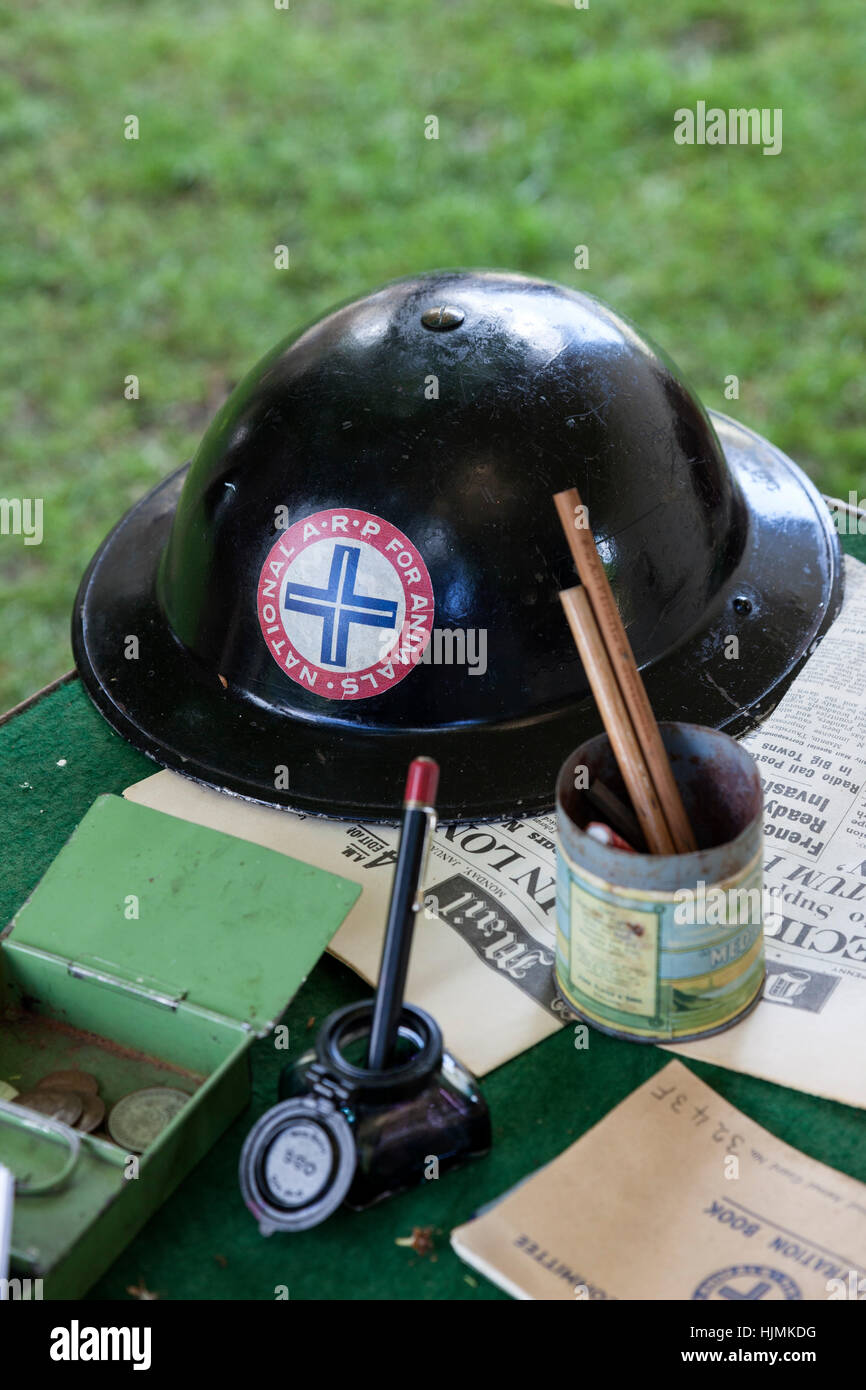 Seconda Guerra Mondiale National Air Raid precauzioni animali Comitato casco Foto Stock