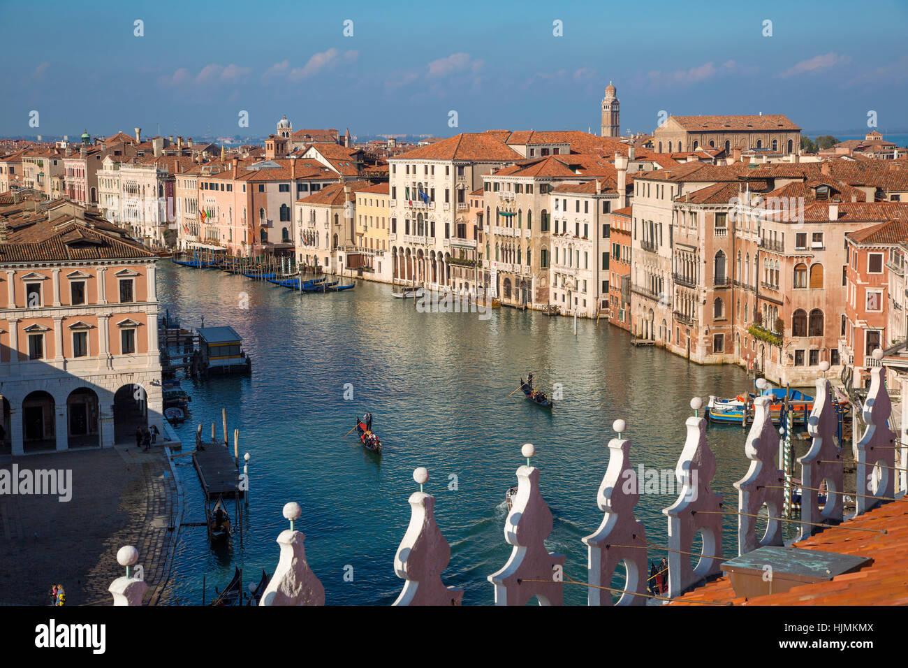 Tetto a vista del Canal Grande dal Fondaco dei Tedeschi (b. 1228) - ora un department store nr Ponte di Rialto, Venezia, Italia Foto Stock