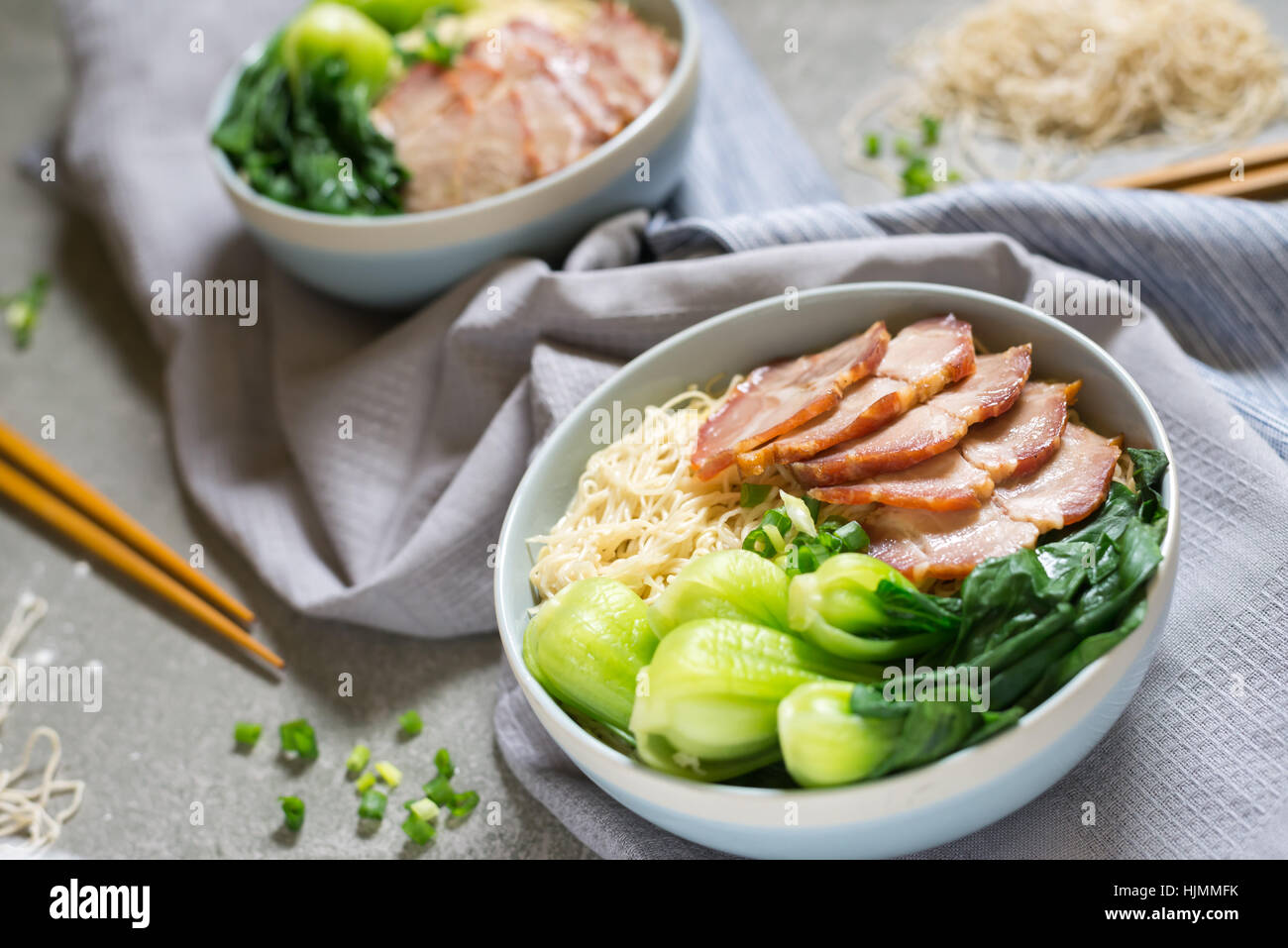 Deliziosa a base di noodle all'uovo con carne di maiale rosso e vegetale in vaso decoro con baguette su tavolo,thaifood,fuoco selettivo. Foto Stock