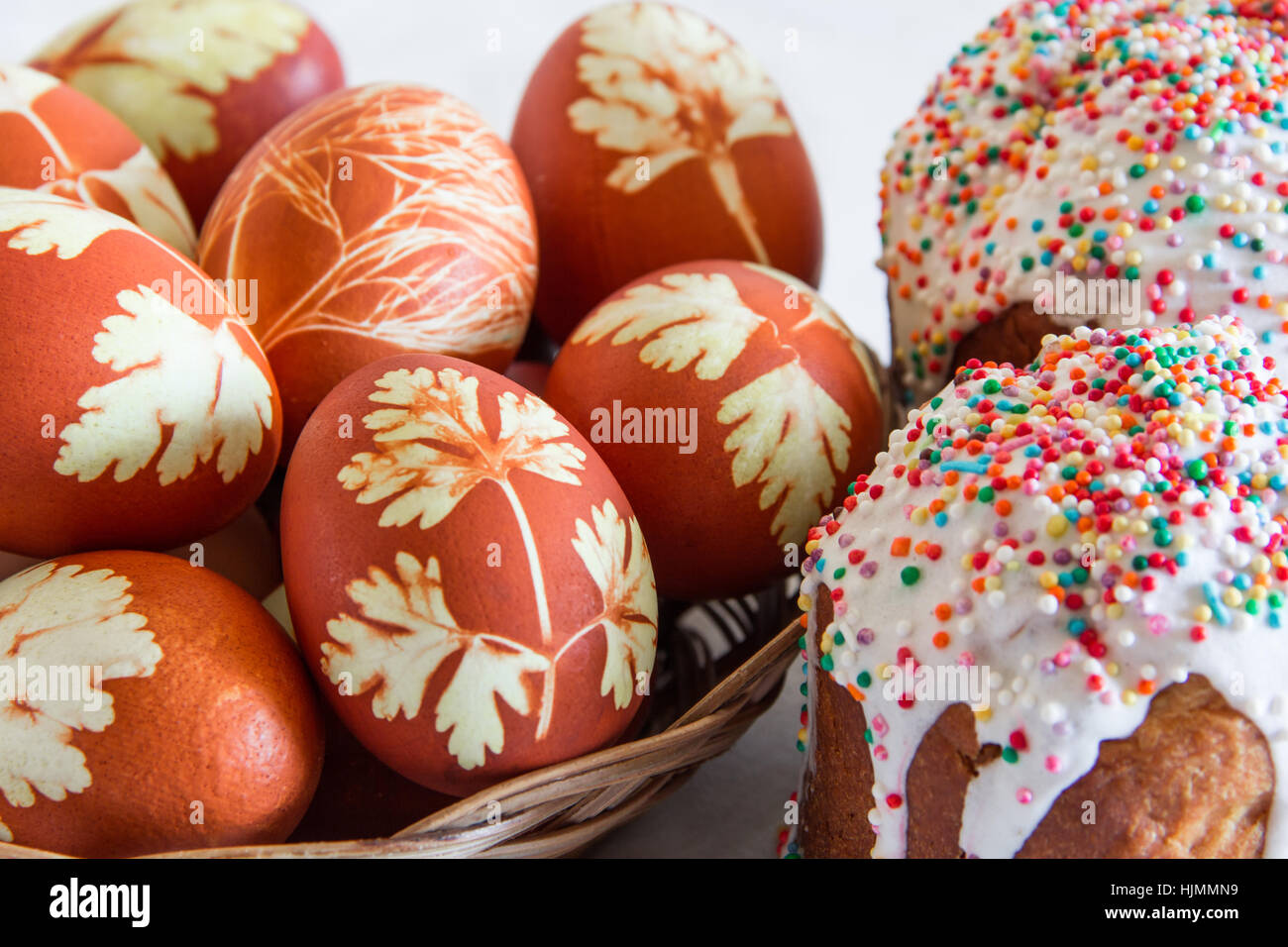 Foto di sfondo con le uova di Pasqua e Kulich Foto Stock