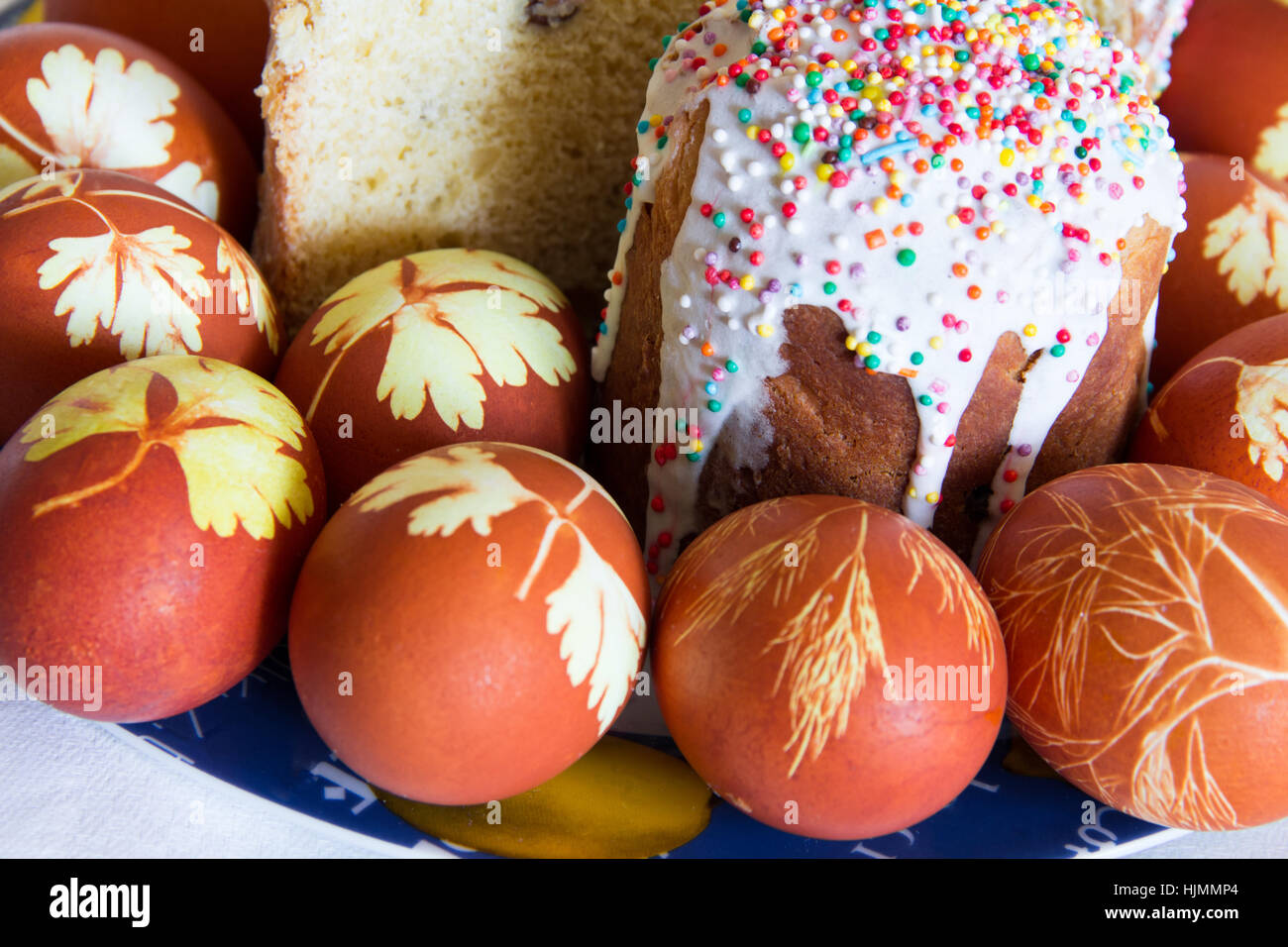 Foto di sfondo con le uova di Pasqua e Kulich Foto Stock