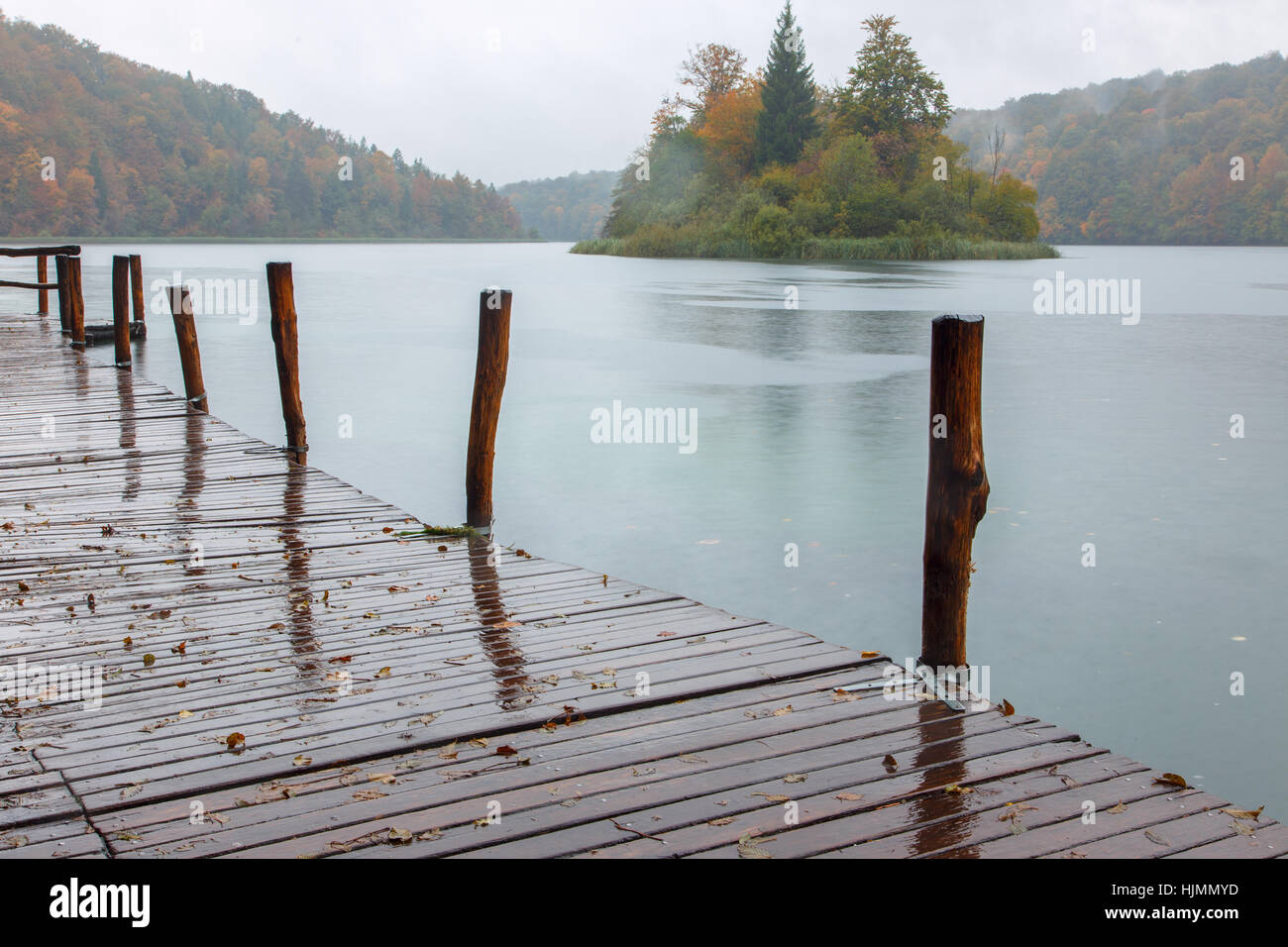 Collezione autunno foresta lago Kozjak nel Parco Nazionale di Plitvice in Croazia Foto Stock