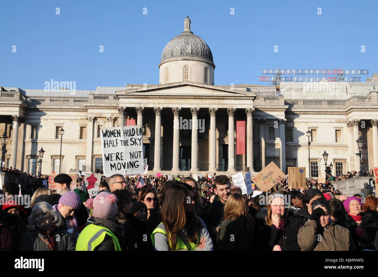 Manifestanti sostenere i diritti delle donne, a un anti- Trump protesta a Londra in Trafalgar Square. Foto Stock